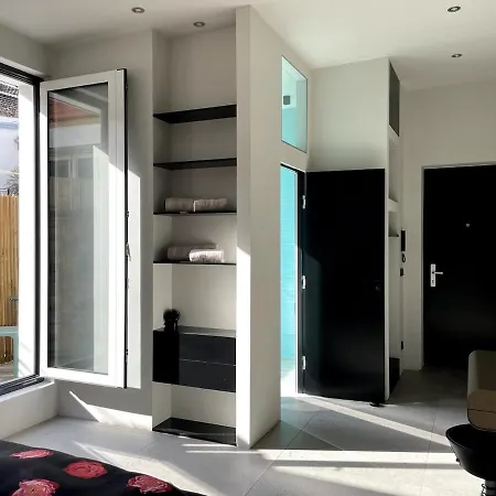 With A Bathroom And Private Entrance Door Apartamento Berlim