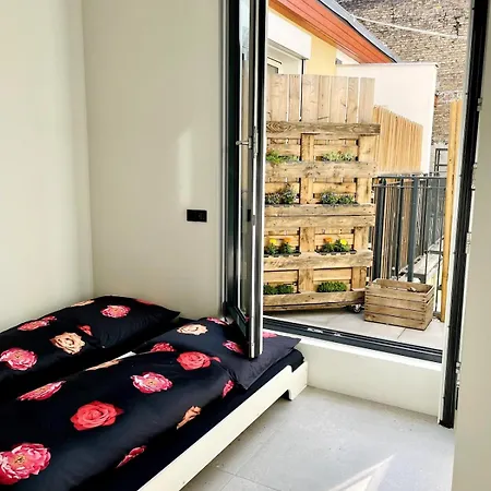 With A Bathroom And Private Entrance Door * Berlim