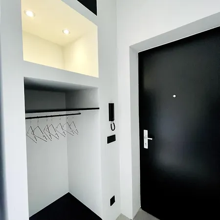 Apartamento With A Bathroom And Private Entrance Door