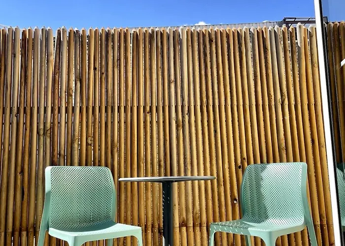 With A Bathroom And Private Entrance Door Lägenhet *