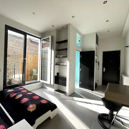 With A Bathroom And Private Entrance Door Appartement Berlin