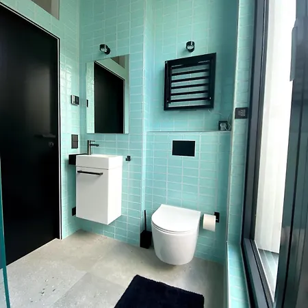 With A Bathroom And Private Entrance Door شقة برلين