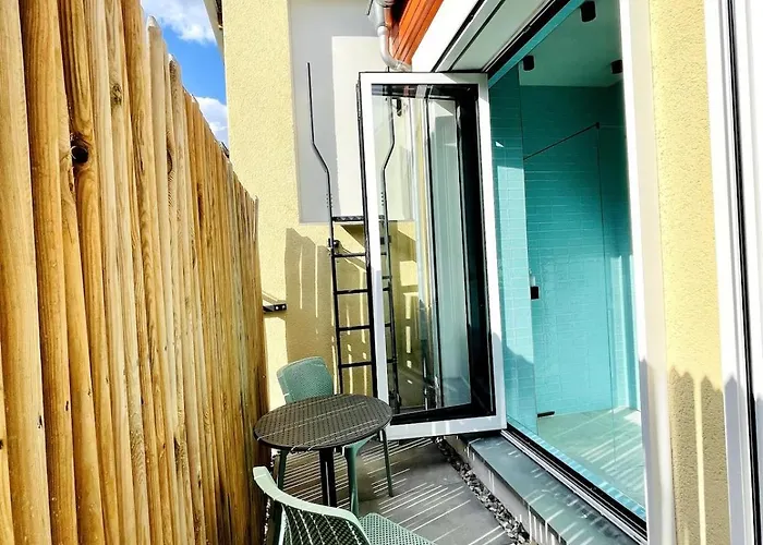 With A Bathroom And Private Entrance Door Appartement Berlin