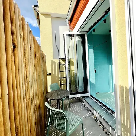 With A Bathroom And Private Entrance Door Apartmán Berlín