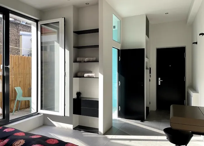 With A Bathroom And Private Entrance Door شقة برلين