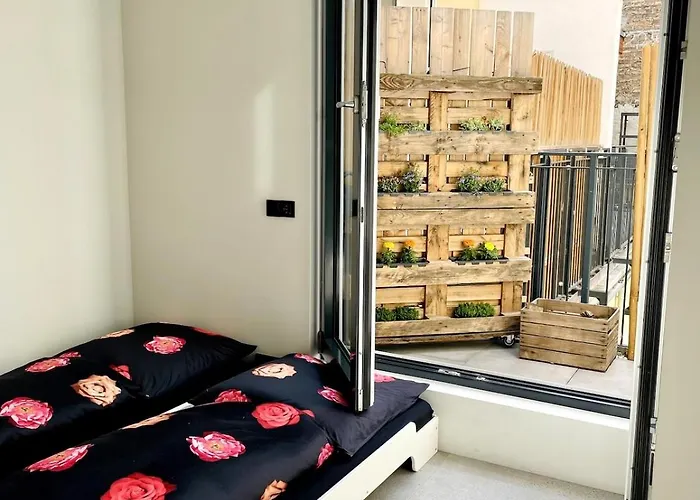 With A Bathroom And Private Entrance Door * Berlin